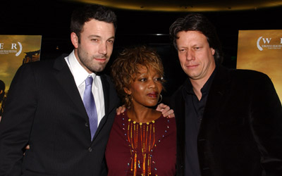 Ben Affleck, Gavin Hood and Alfre Woodard at event of Tsotsi (2005)