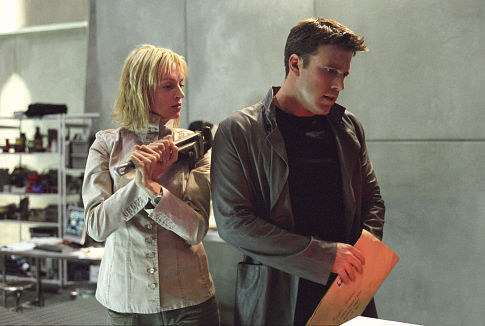 Still of Uma Thurman and Ben Affleck in Paycheck (2003)