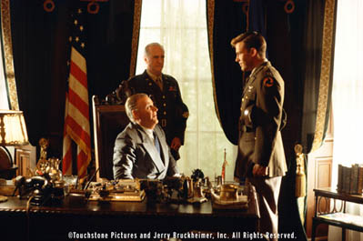 Following the Japanese attack on Pearl Harbor, President Franklin D. Roosevelt (Academy Award®-winner Jon Voight, left), meets with General Marshall (Scott Wilson, left background) and pilot Rafe McCawley (Academy Award®-winner Ben Affleck, right).