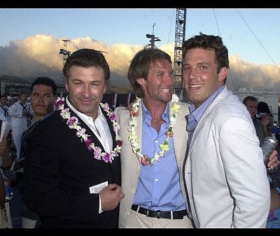 Ben Affleck, Alec Baldwin and Michael Bay at event of Perl Harboras (2001)