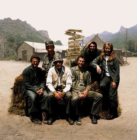 Still of Alan Alda, Gary Burghoff, Larry Linville, Wayne Rogers, McLean Stevenson and Loretta Swit in M*A*S*H (1972)