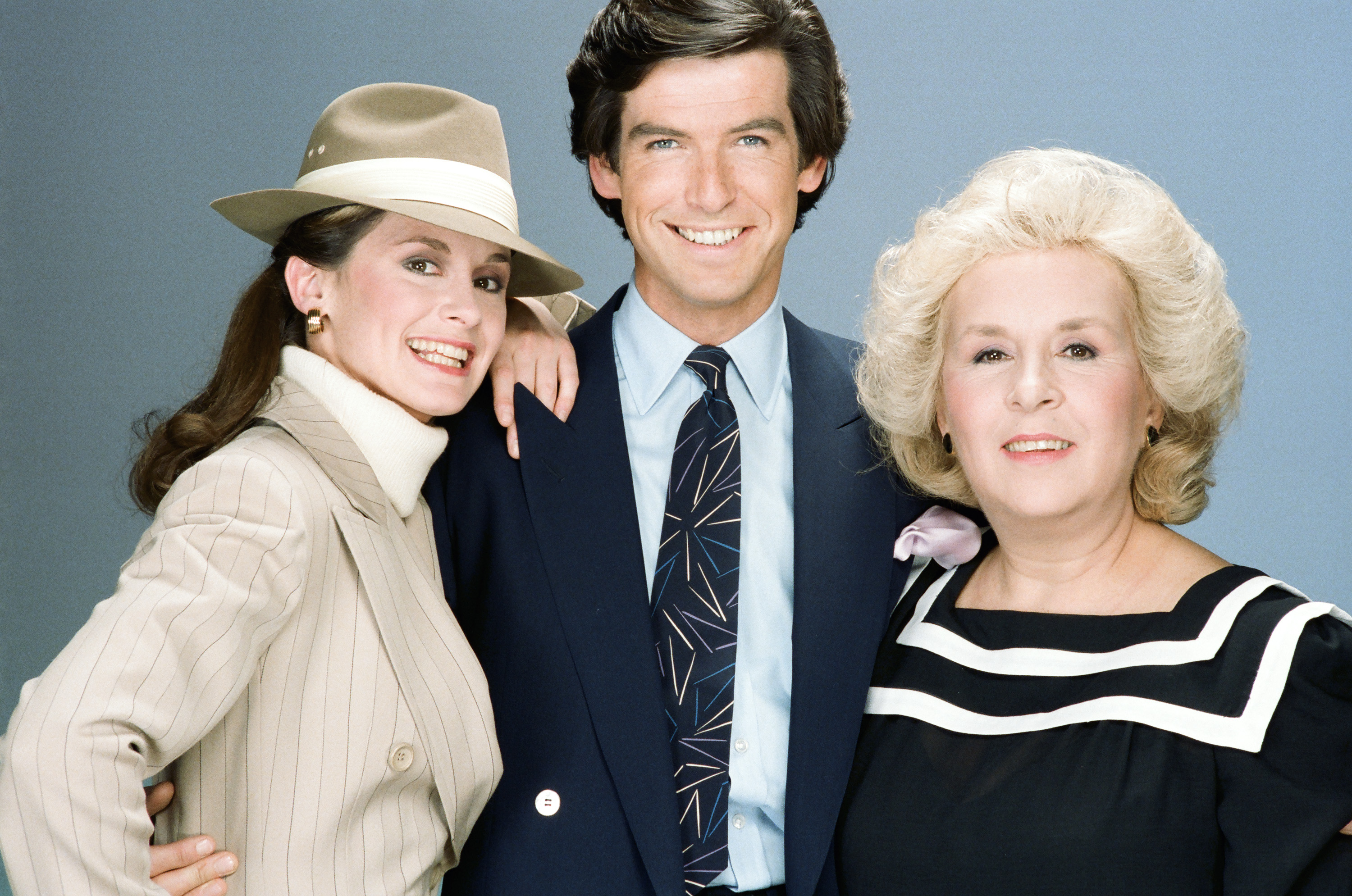 Still of Pierce Brosnan, Stephanie Zimbalist and Doris Roberts in Remington Steele (1982)