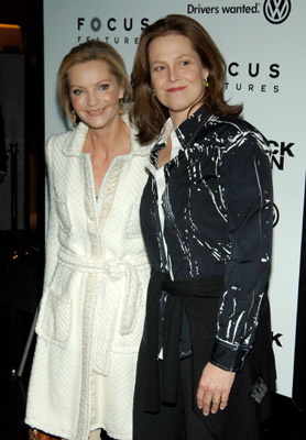 Sigourney Weaver and Joan Allen at event of Kuprotas kalnas (2005)
