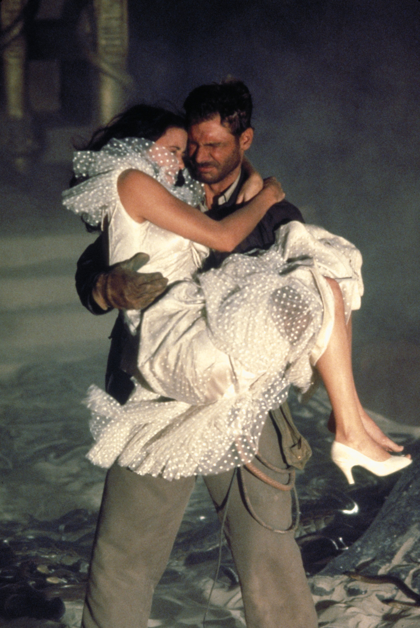 Still of Harrison Ford and Karen Allen in Indiana Dzounsas ir dingusios Sandoros skrynios ieskotojai (1981)