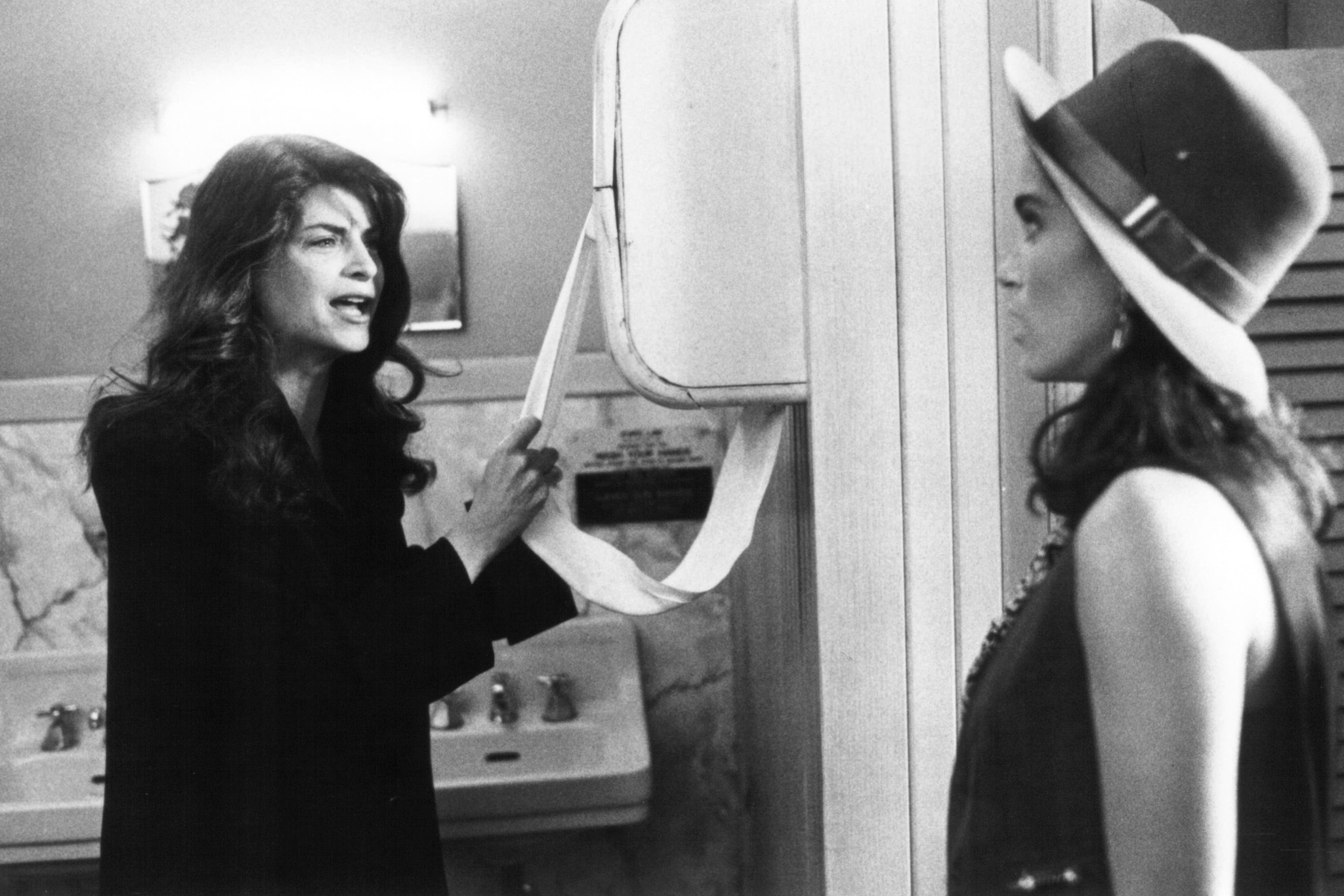 Still of Kirstie Alley and Jami Gertz in Sibling Rivalry (1990)
