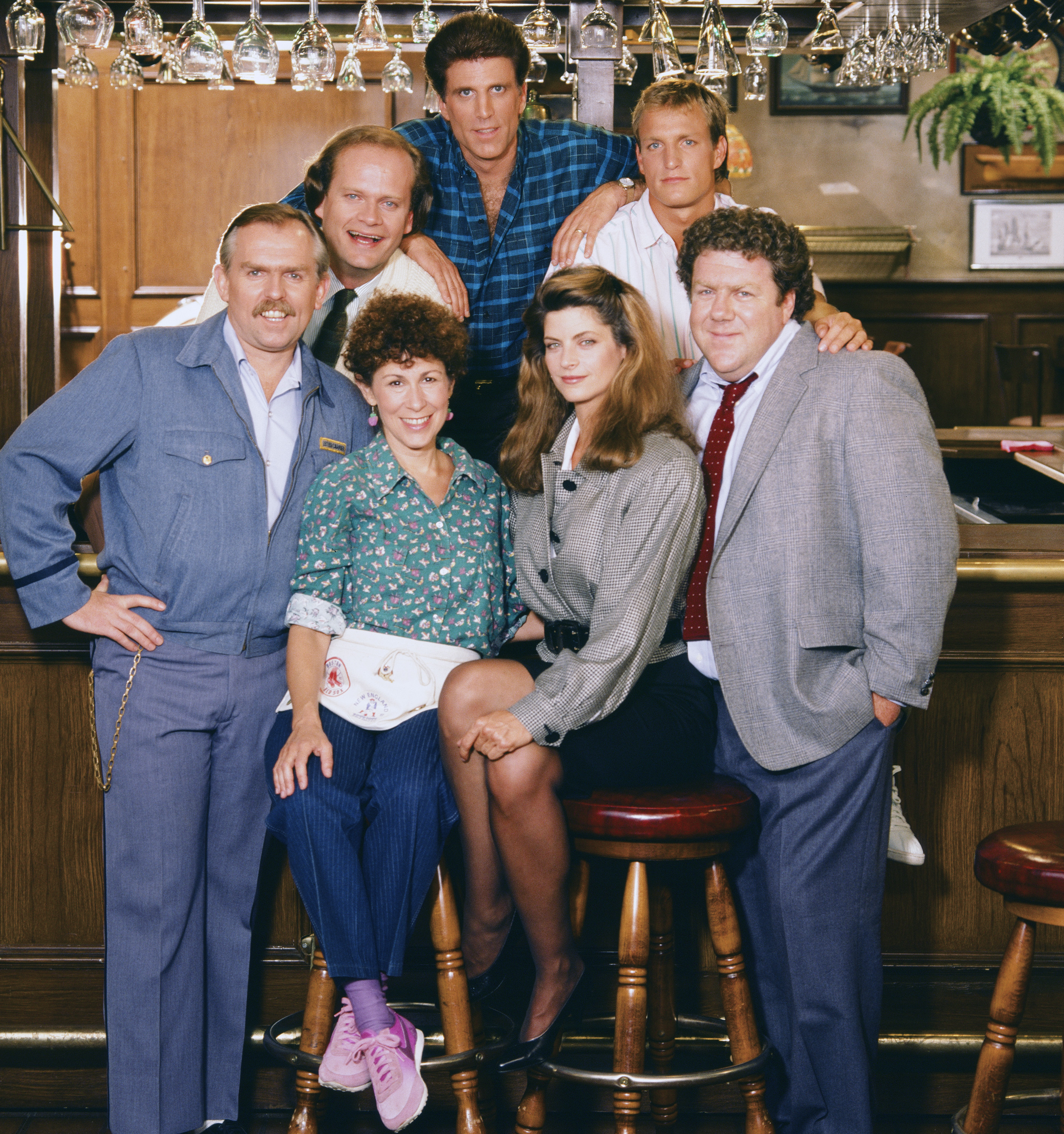 Still of Kirstie Alley, Woody Harrelson, Ted Danson, Kelsey Grammer, John Ratzenberger, George Wendt and Rhea Perlman in Cheers (1982)