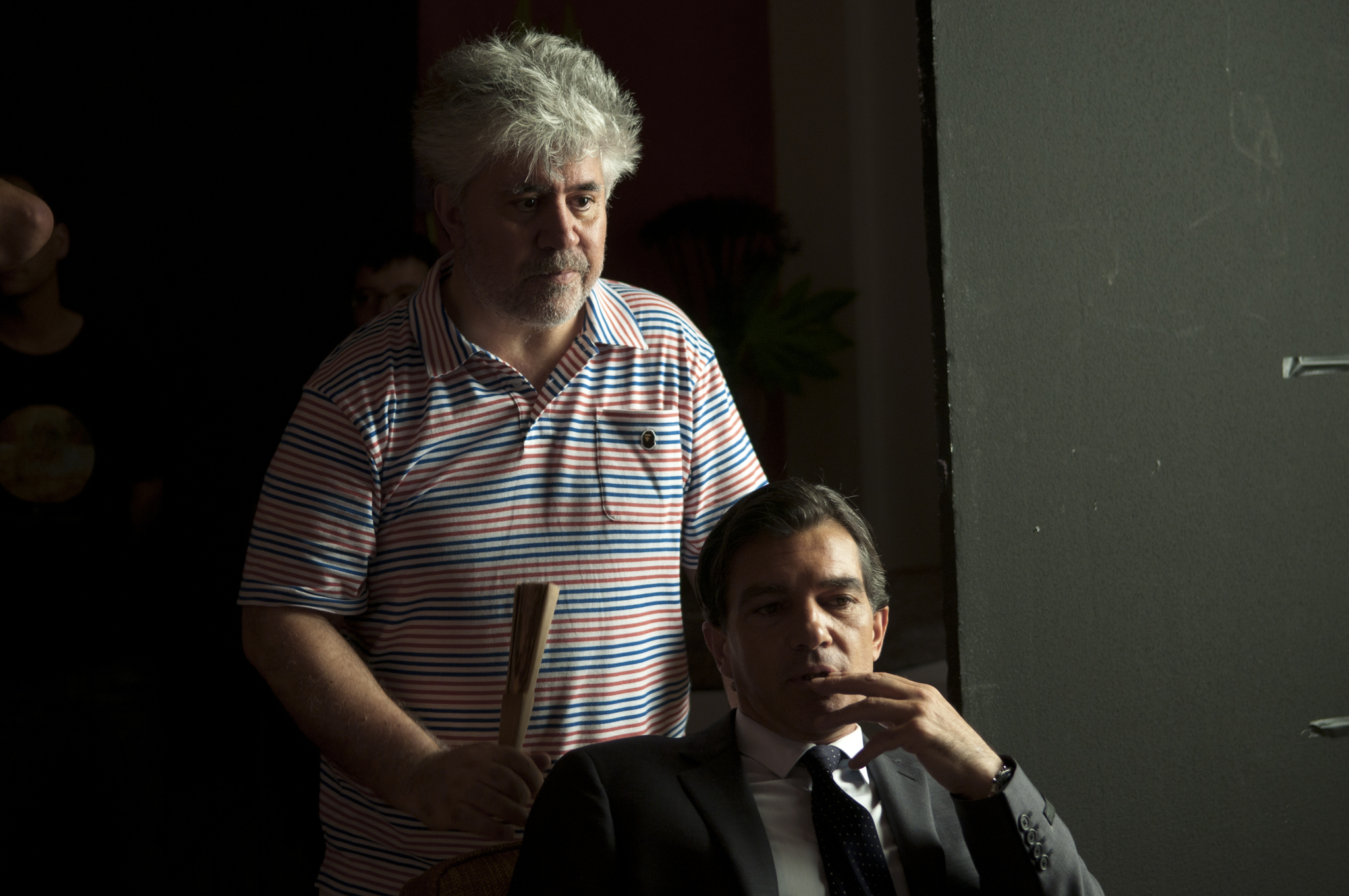 Still of Antonio Banderas and Pedro Almodóvar in Oda, kurioje gyvenu (2011)