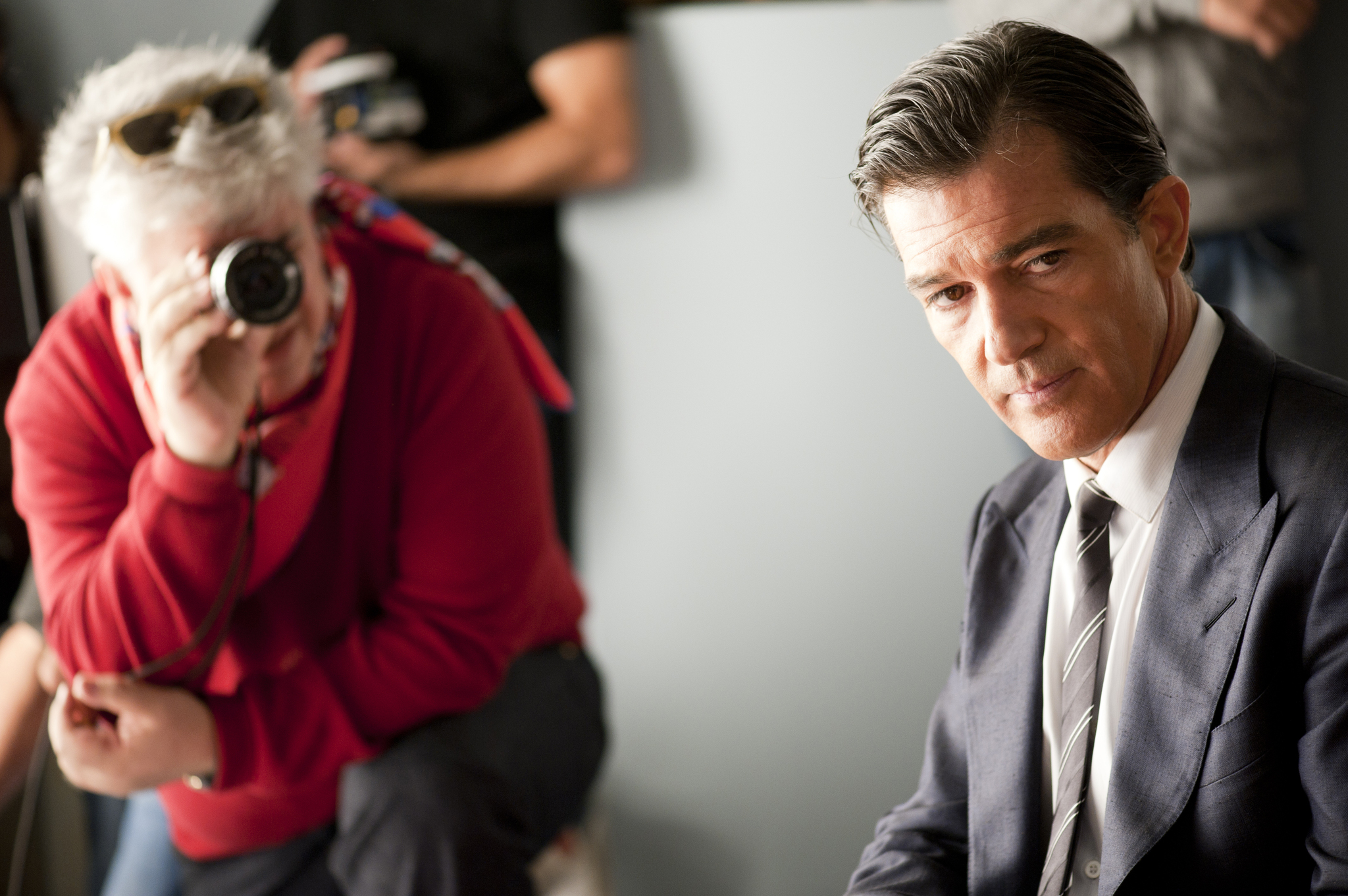 Still of Antonio Banderas and Pedro Almodóvar in Oda, kurioje gyvenu (2011)