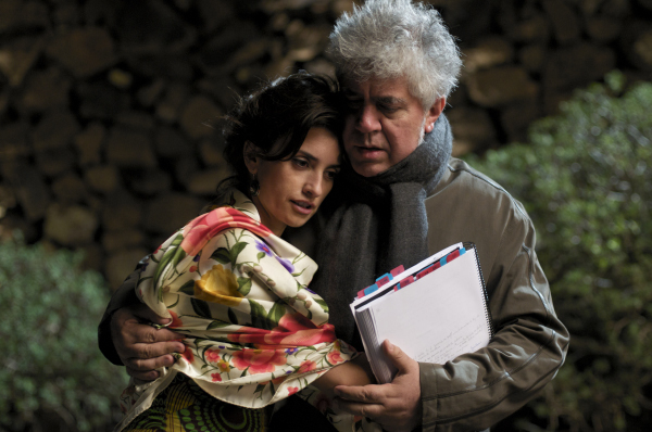 Still of Pedro Almodóvar and Penélope Cruz in Salti apkabinimai (2009)