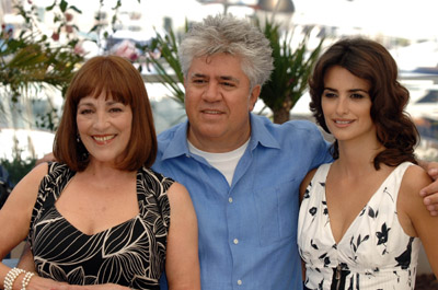 Pedro Almodóvar, Penélope Cruz and Carmen Maura at event of Volver (2006)