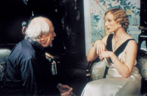 Kristin Scott Thomas and Robert Altman in Gosford Park (2001)
