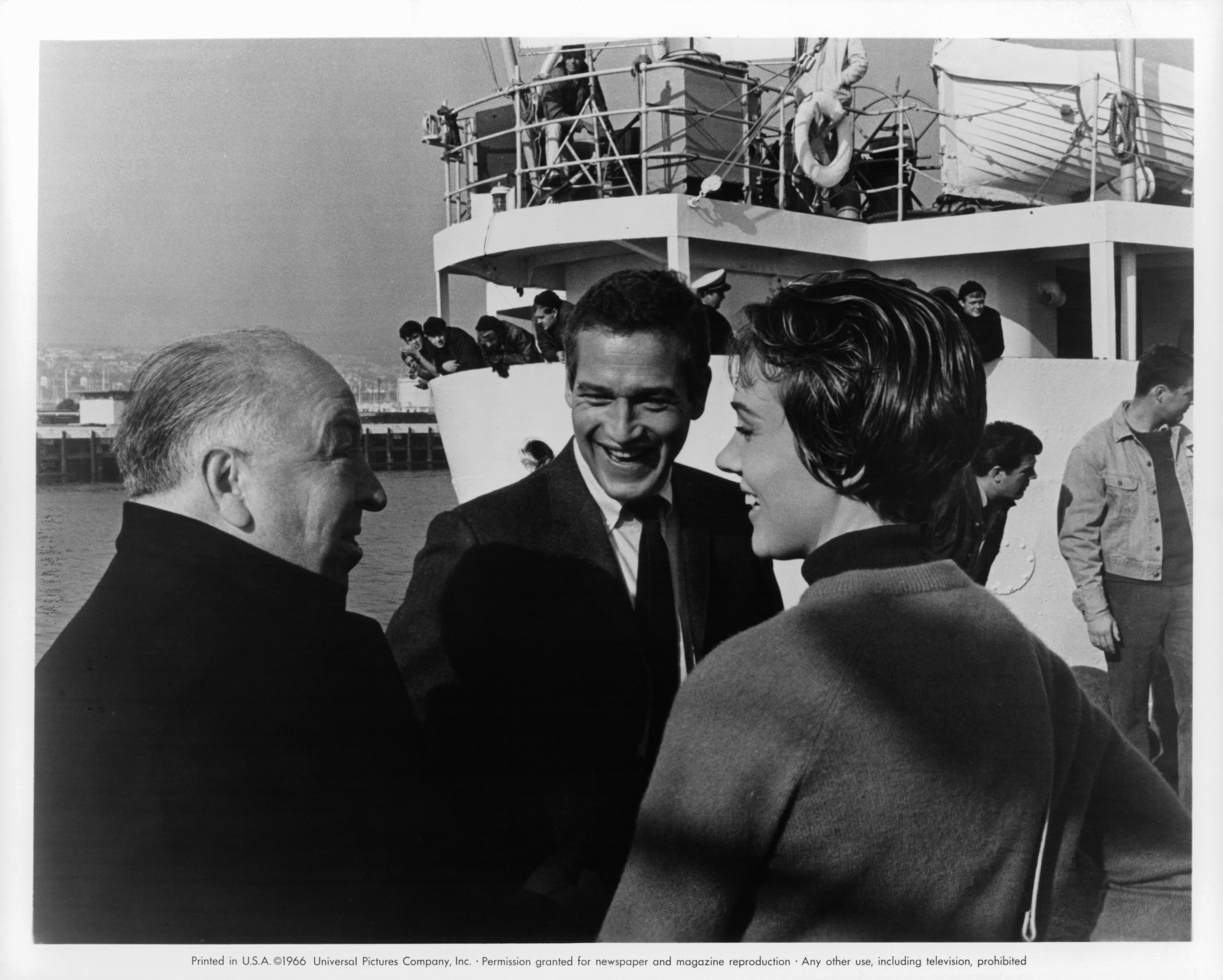 Still of Alfred Hitchcock, Paul Newman and Julie Andrews in Torn Curtain (1966)