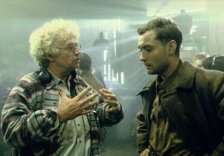 Jude Law and Jean-Jacques Annaud in Priesas uz vartu (2001)