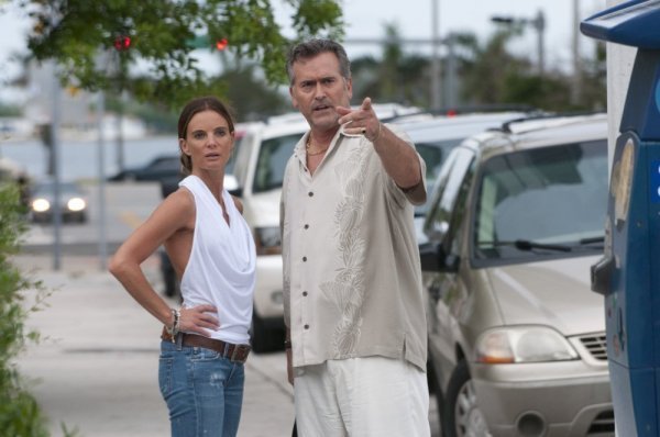 Still of Gabrielle Anwar and Bruce Campbell in Vilko bilietas (2007)