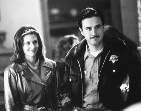 Still of David Arquette and Courteney Cox in Klyksmas (1996)