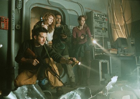 Still of Jamie Lee Curtis, William Baldwin, Joanna Pacula and Cliff Curtis in Virus (1999)