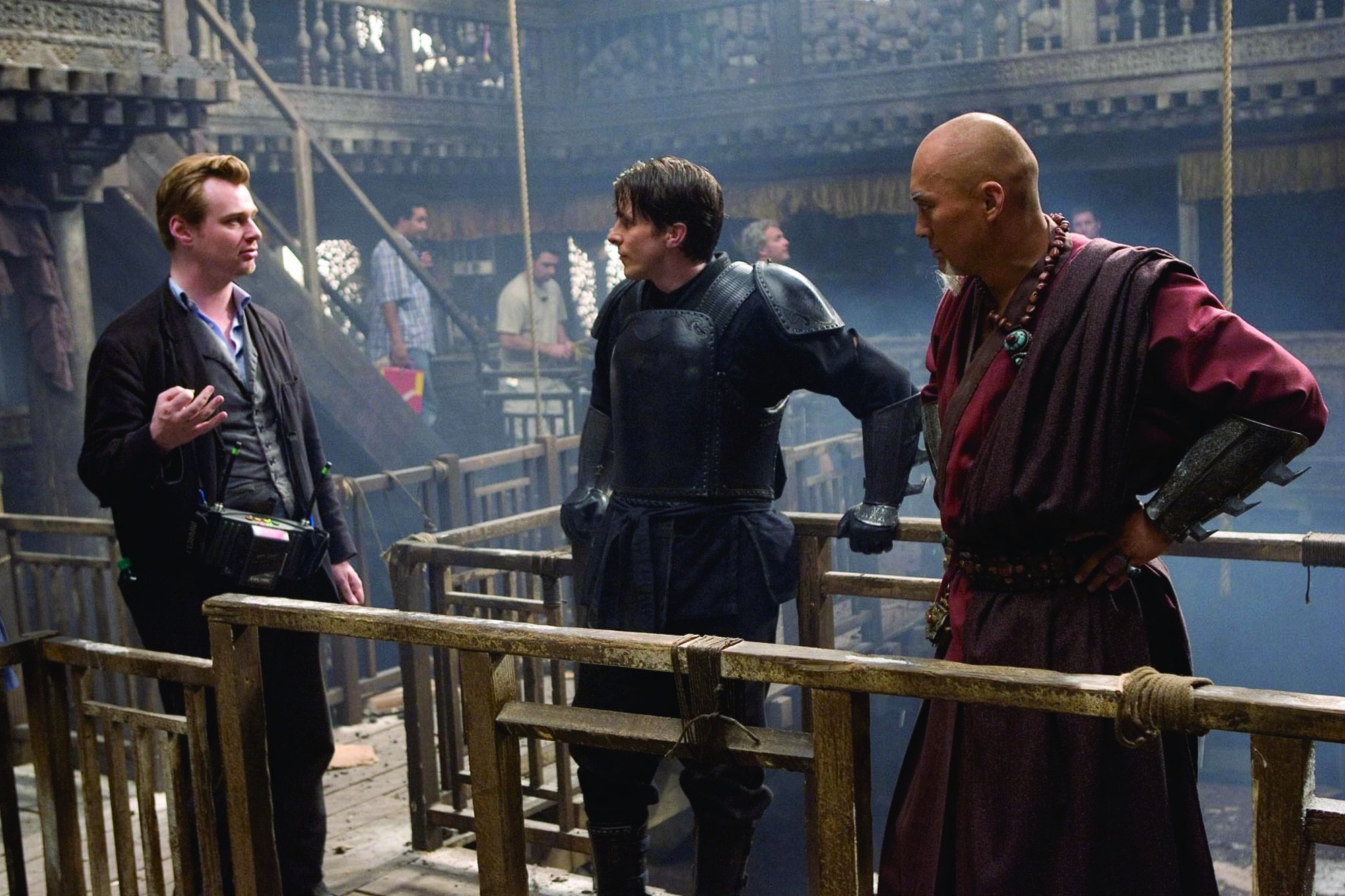 Still of Christian Bale, Christopher Nolan and Ken Watanabe in Betmenas: Pradzia (2005)