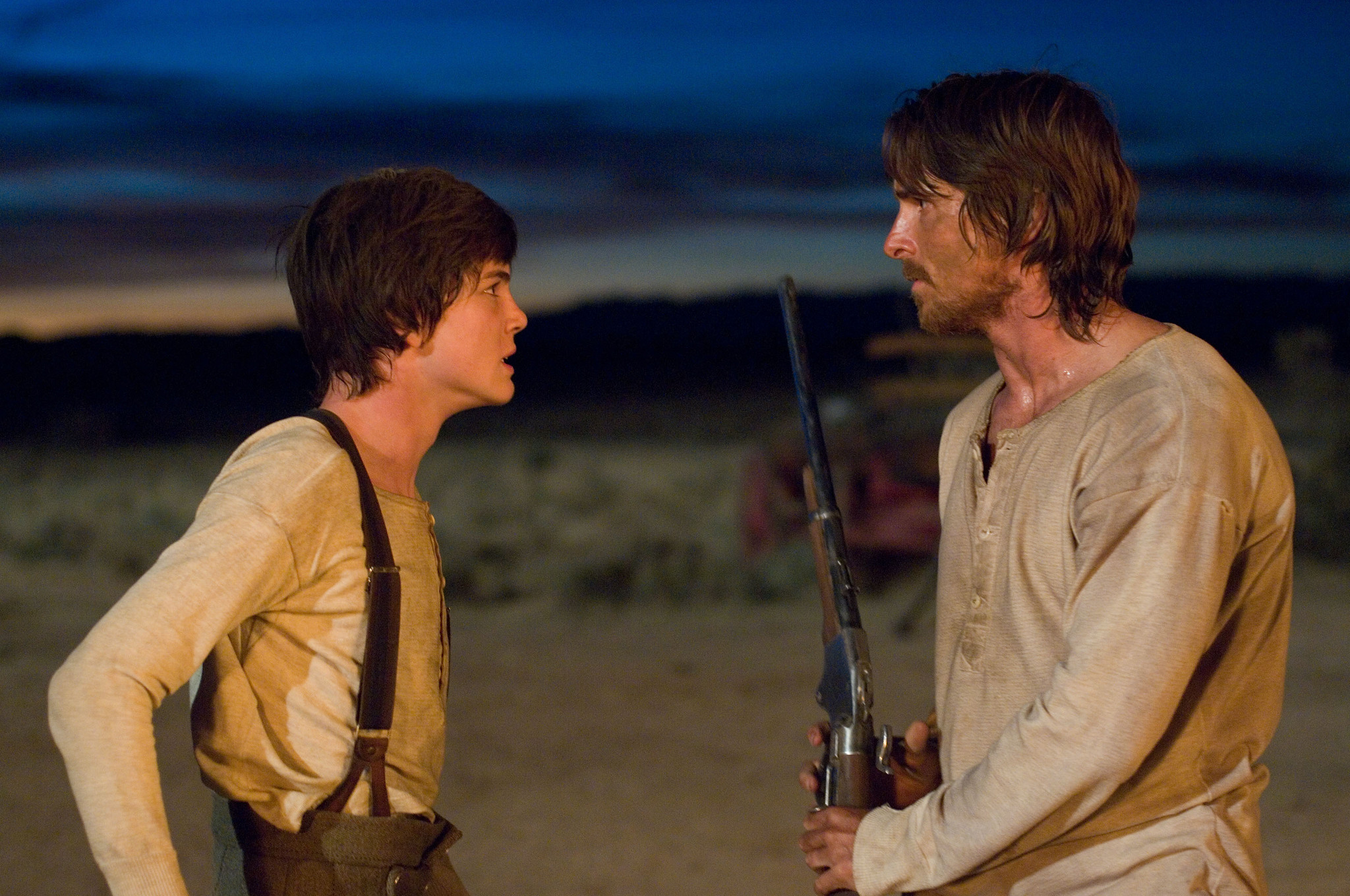 Still of Christian Bale and Logan Lerman in Traukinys i Juma (2007)