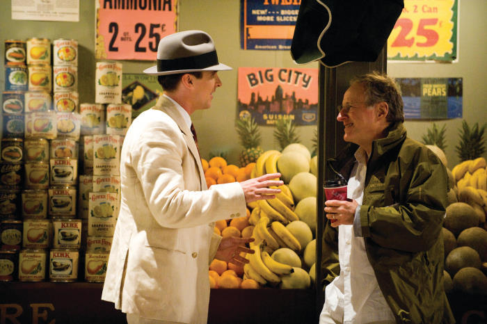 Still of Christian Bale and Michael Mann in Visuomenes priesai (2009)