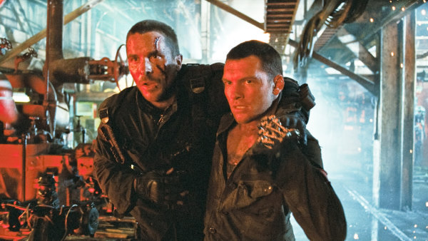 Still of Christian Bale and Sam Worthington in Terminator Salvation (2009)