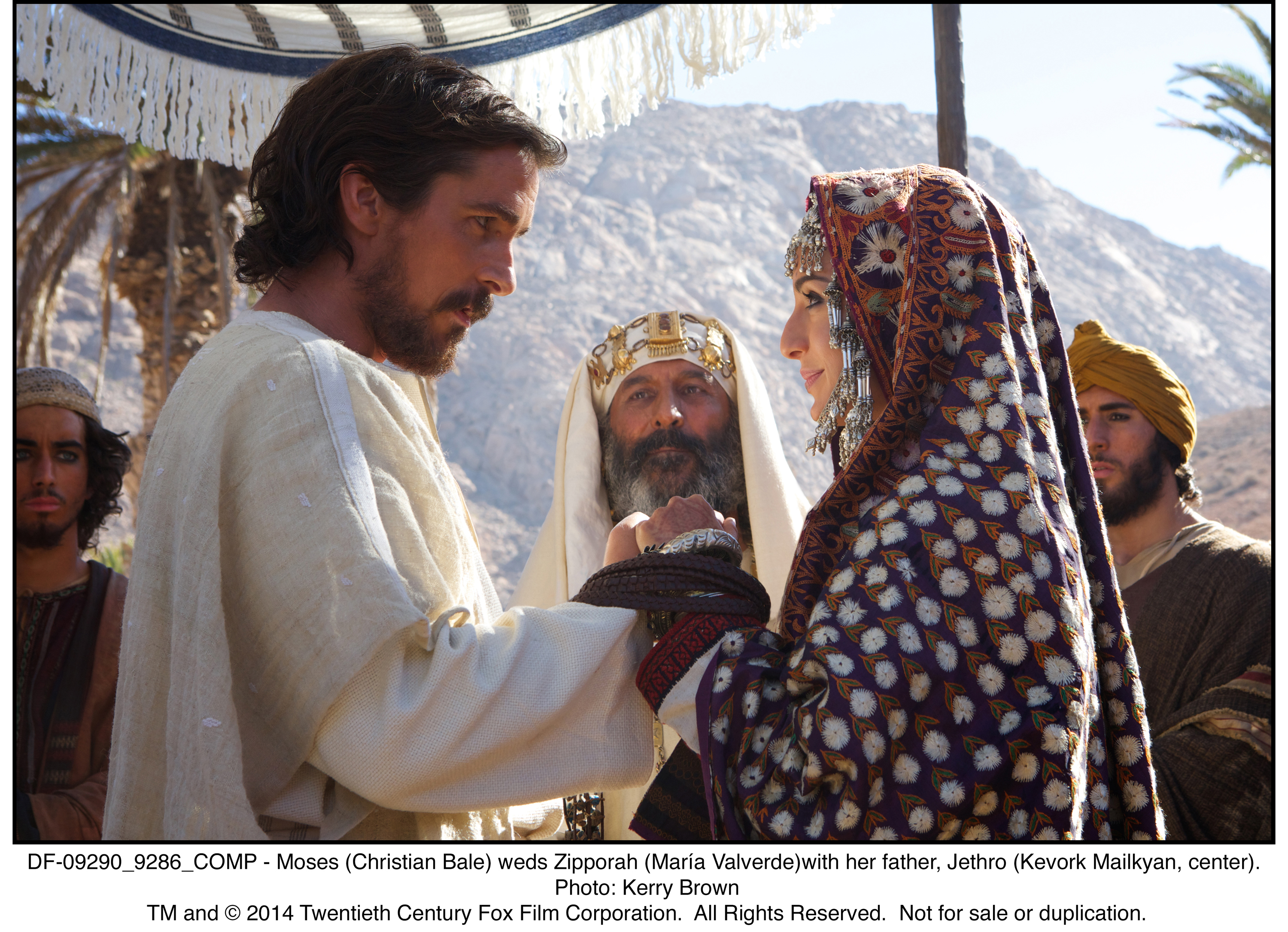 Still of Christian Bale and María Valverde in Egzodas. Dievai ir karaliai (2014)