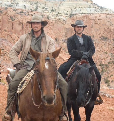 Still of Russell Crowe and Christian Bale in Traukinys i Juma (2007)