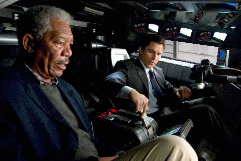 Still of Morgan Freeman and Christian Bale in Betmenas: Pradzia (2005)