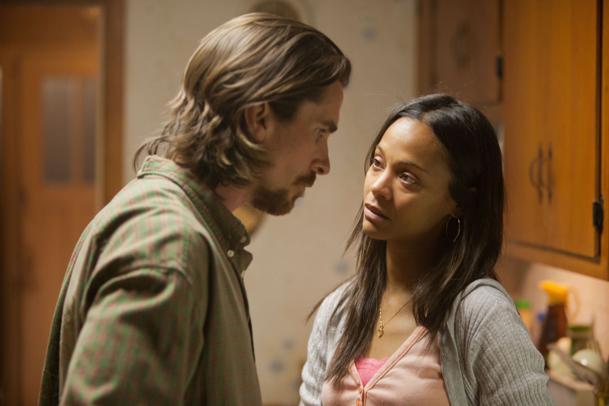 Still of Christian Bale and Zoe Saldana in Out of the Furnace (2013)