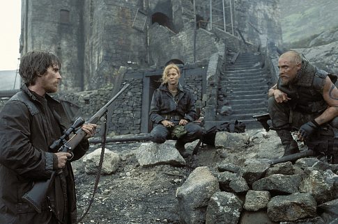 Pictured (Left to right): Quinn (Christian Bale), Alex Jensen (Izabella Scorupco), Van Zan (Matthew McConaughey).