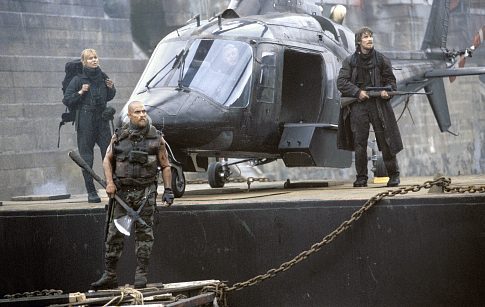 Alex Jensen (Izabella Scorupco), Van Zan (Matthew McConaughey), Quinn (Christian Bale).