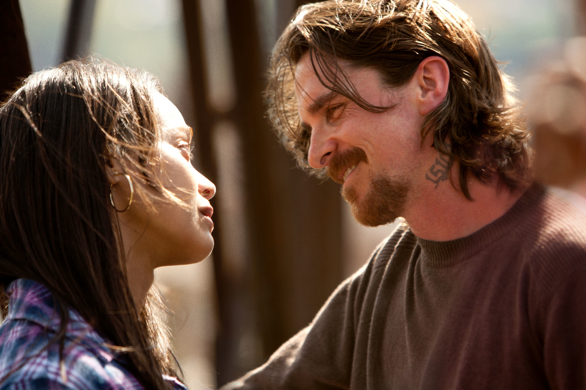 Still of Christian Bale and Zoe Saldana in Out of the Furnace (2013)