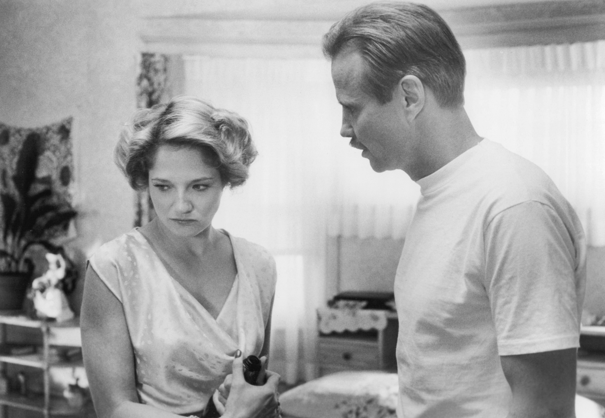 Still of Ellen Barkin and Jon Voight in Desert Bloom (1986)