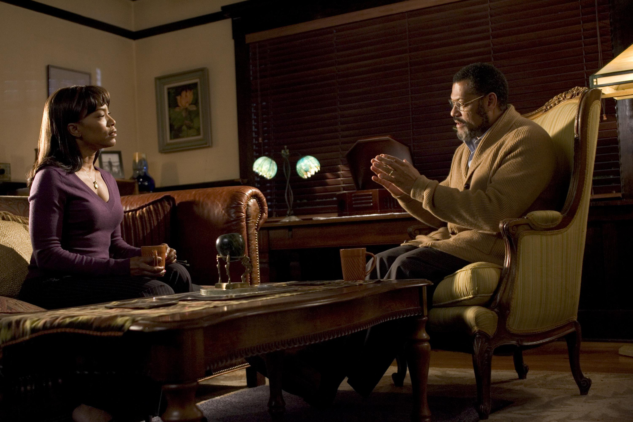 Still of Angela Bassett and Laurence Fishburne in Akeelah and the Bee (2006)
