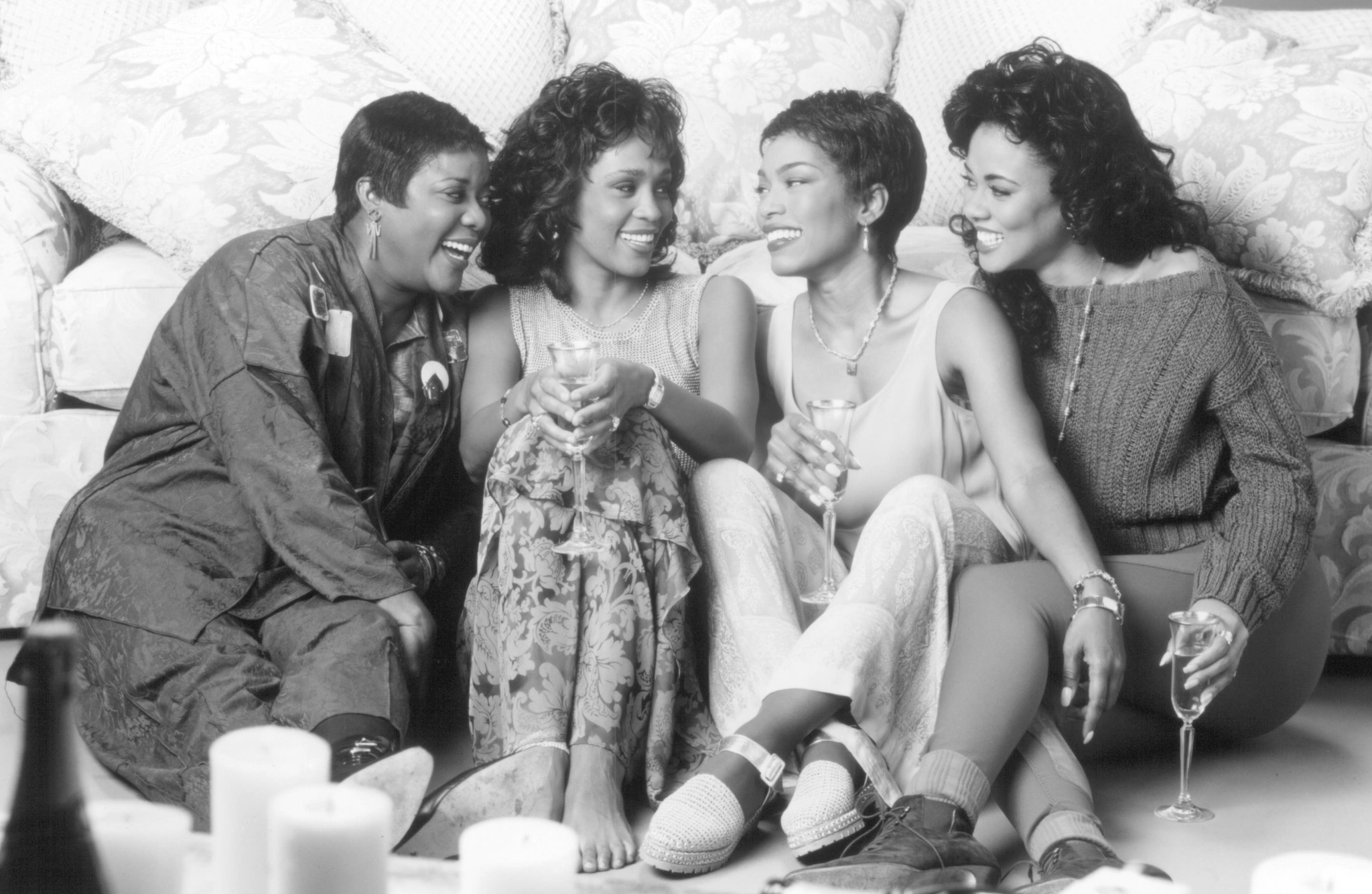 Still of Angela Bassett, Whitney Houston, Lela Rochon and Loretta Devine in Waiting to Exhale (1995)