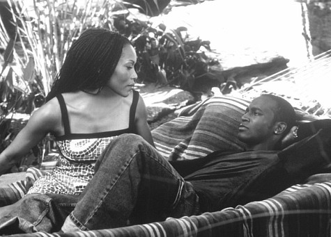 Still of Angela Bassett and Taye Diggs in How Stella Got Her Groove Back (1998)