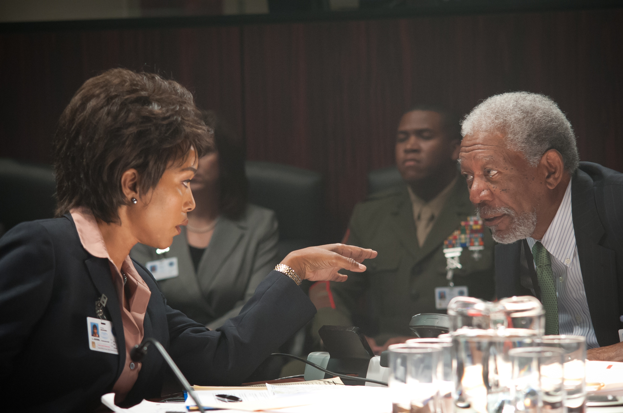 Still of Morgan Freeman and Angela Bassett in Olimpo apgultis (2013)