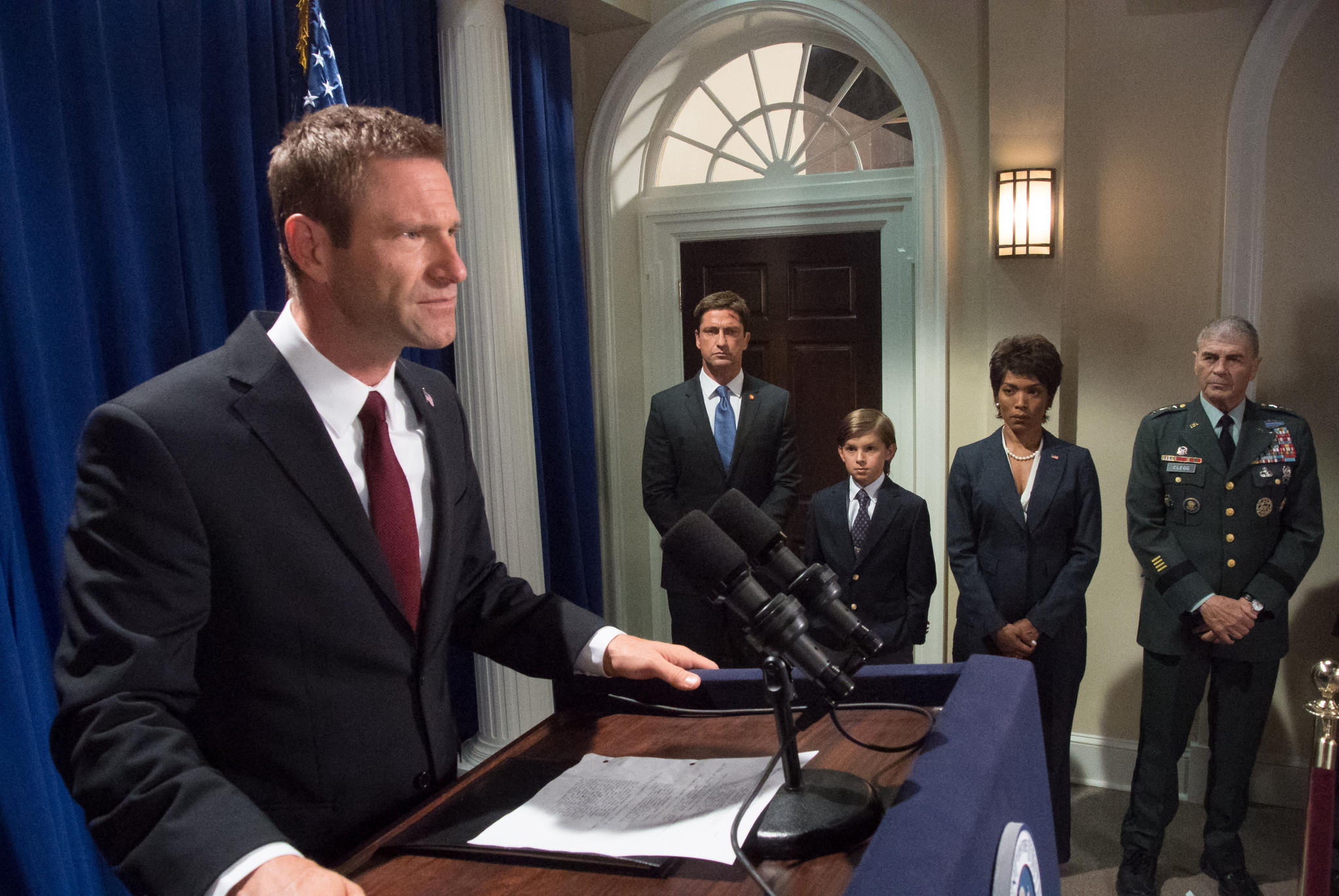 Still of Angela Bassett, Aaron Eckhart, Robert Forster and Gerard Butler in Olimpo apgultis (2013)