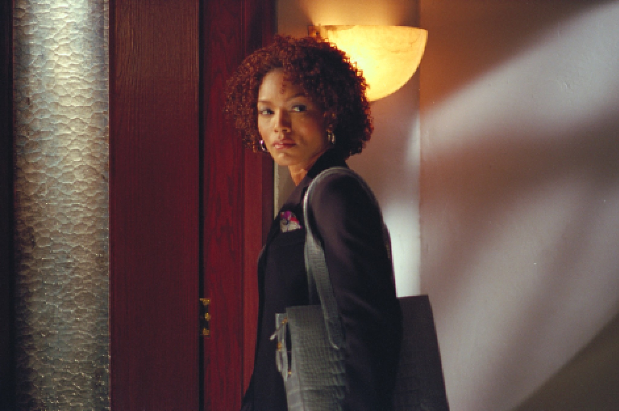 Still of Angela Bassett in The Score (2001)