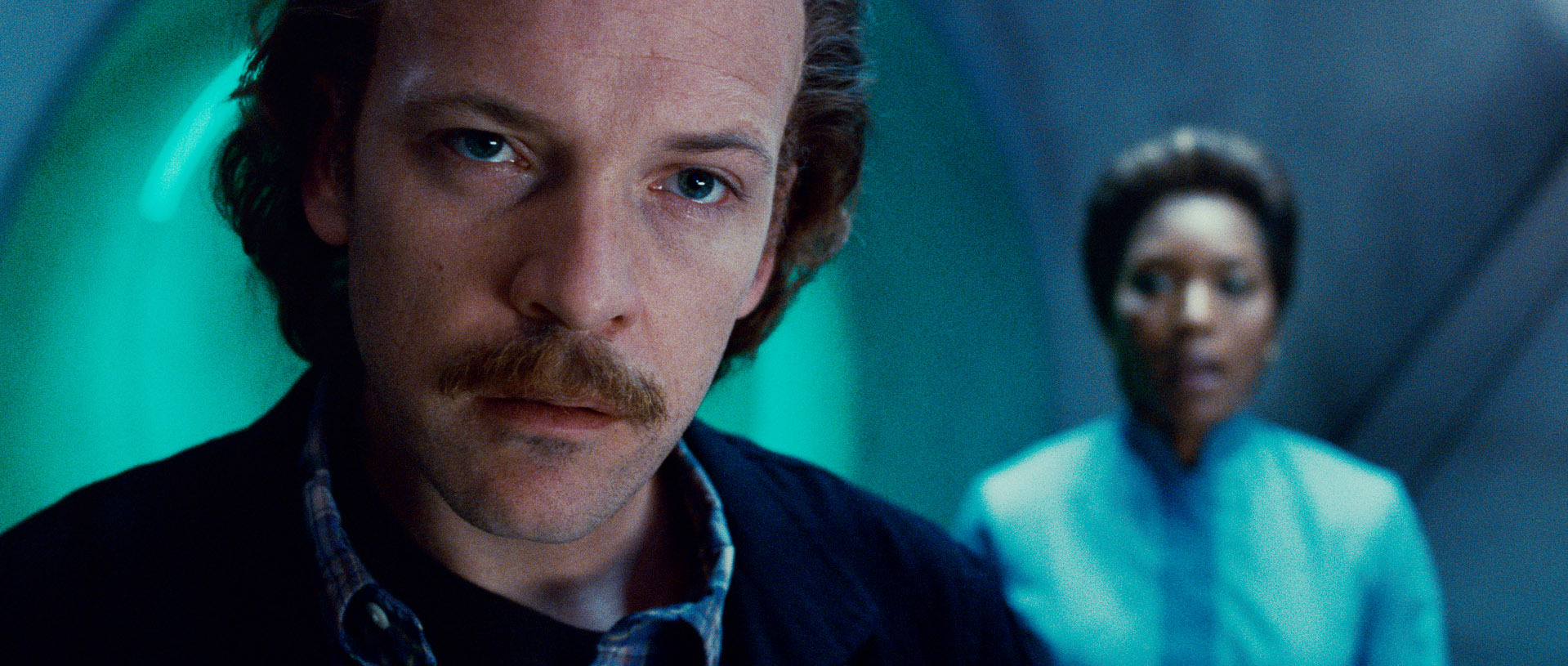 Still of Angela Bassett and Peter Sarsgaard in Zaliasis zibintas 3D (2011)