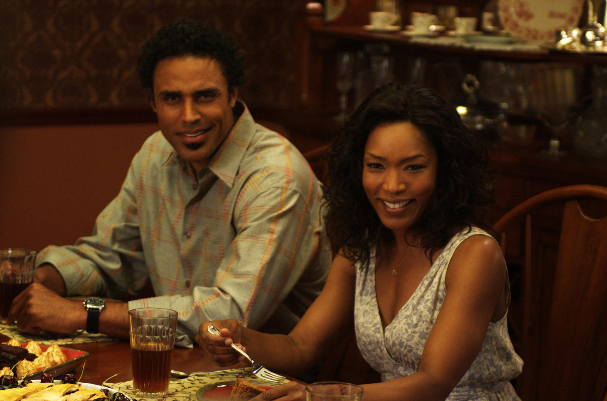 Still of Angela Bassett and Rick Fox in Meet the Browns (2008)