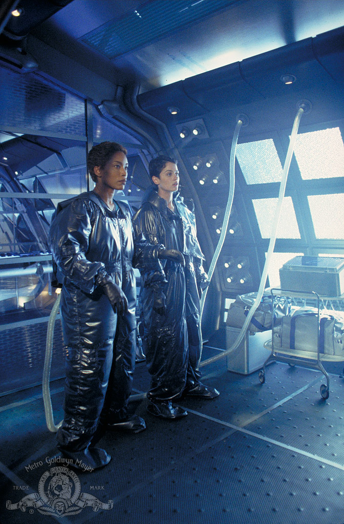 Still of Angela Bassett and Robin Tunney in Supernova (2000)