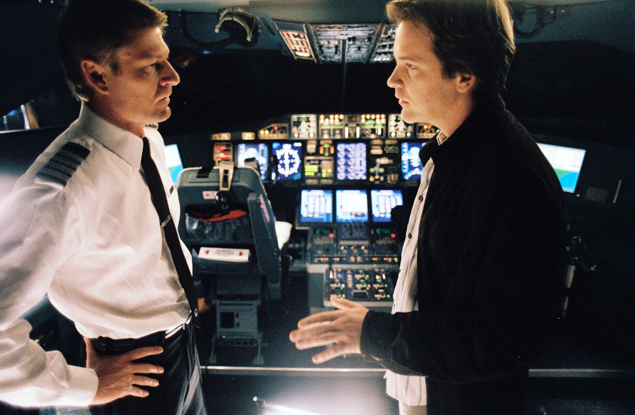 Still of Sean Bean and Peter Sarsgaard in Flightplan (2005)
