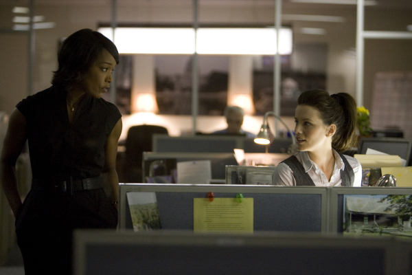 Still of Angela Bassett and Kate Beckinsale in Nothing But the Truth (2008)