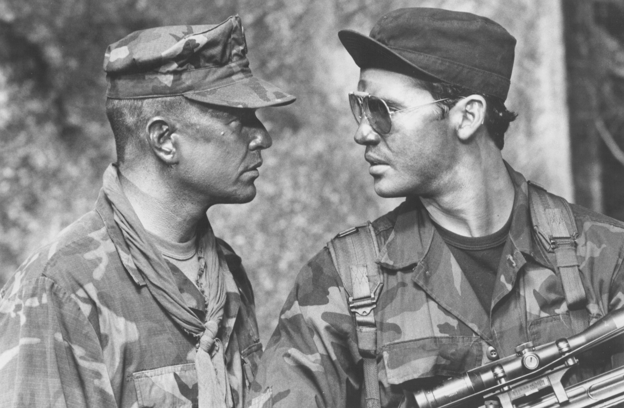 Still of Tom Berenger and Billy Zane in Sniper (1993)