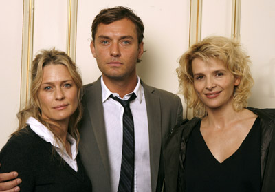 Jude Law, Juliette Binoche and Robin Wright at event of Breaking and Entering (2006)