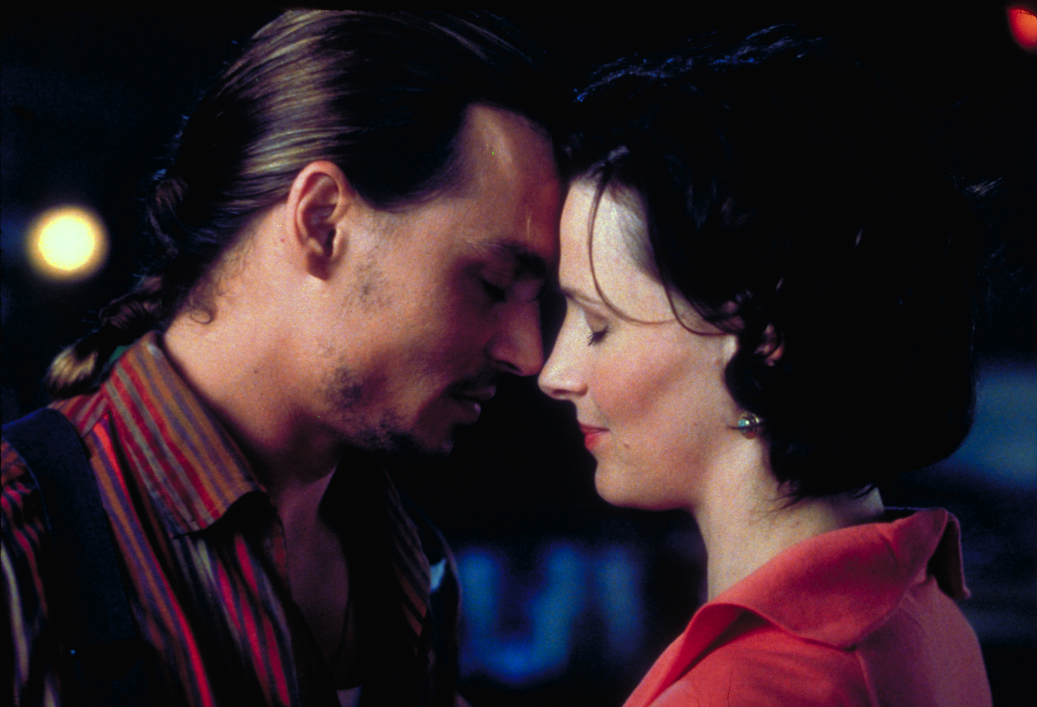 Still of Johnny Depp and Juliette Binoche in Sokoladas (2000)