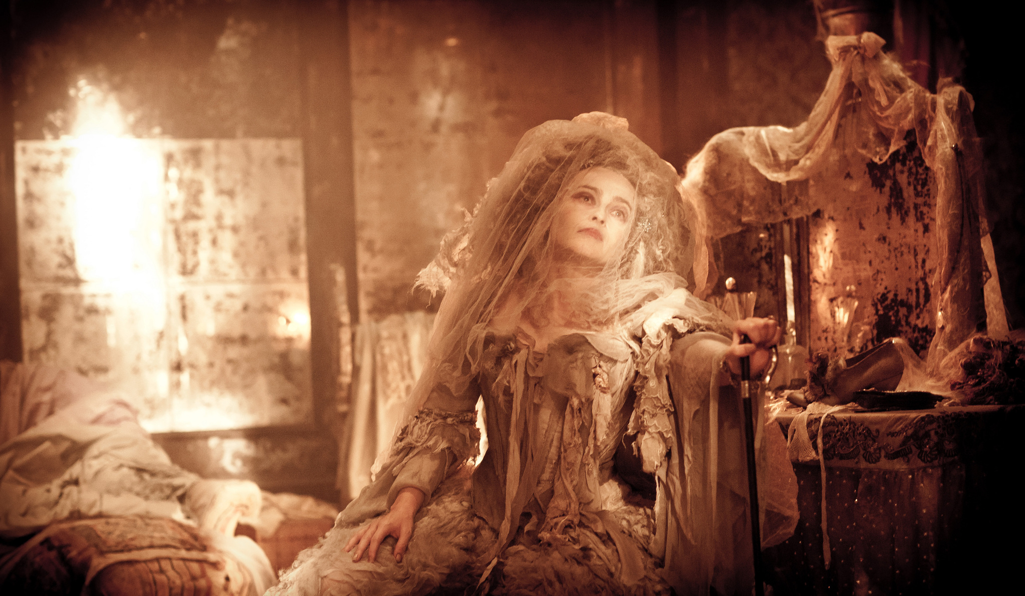 Still of Helena Bonham Carter in Didieji lukesciai (2012)