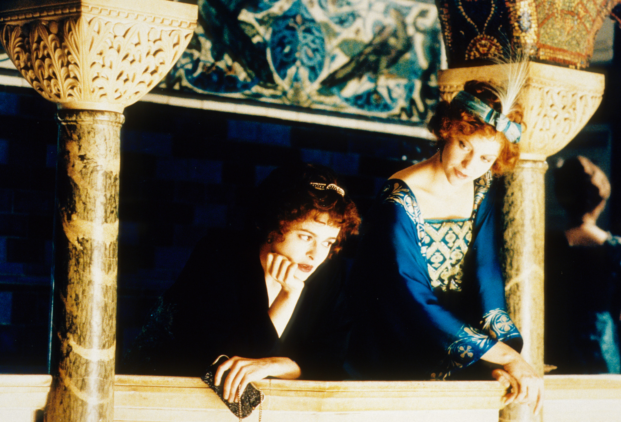 Still of Helena Bonham Carter and Alison Elliott in The Wings of the Dove (1997)