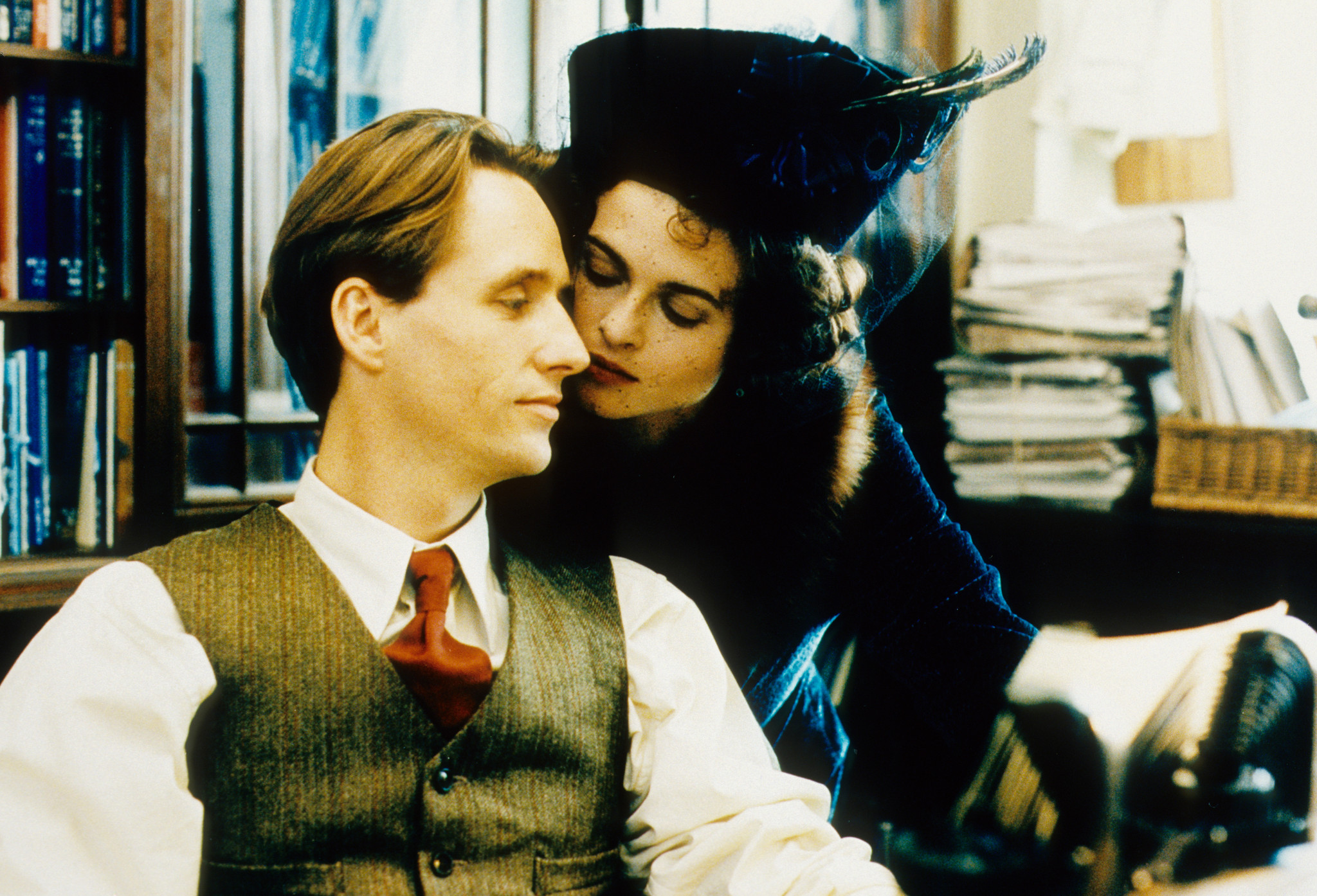 Still of Helena Bonham Carter and Linus Roache in The Wings of the Dove (1997)