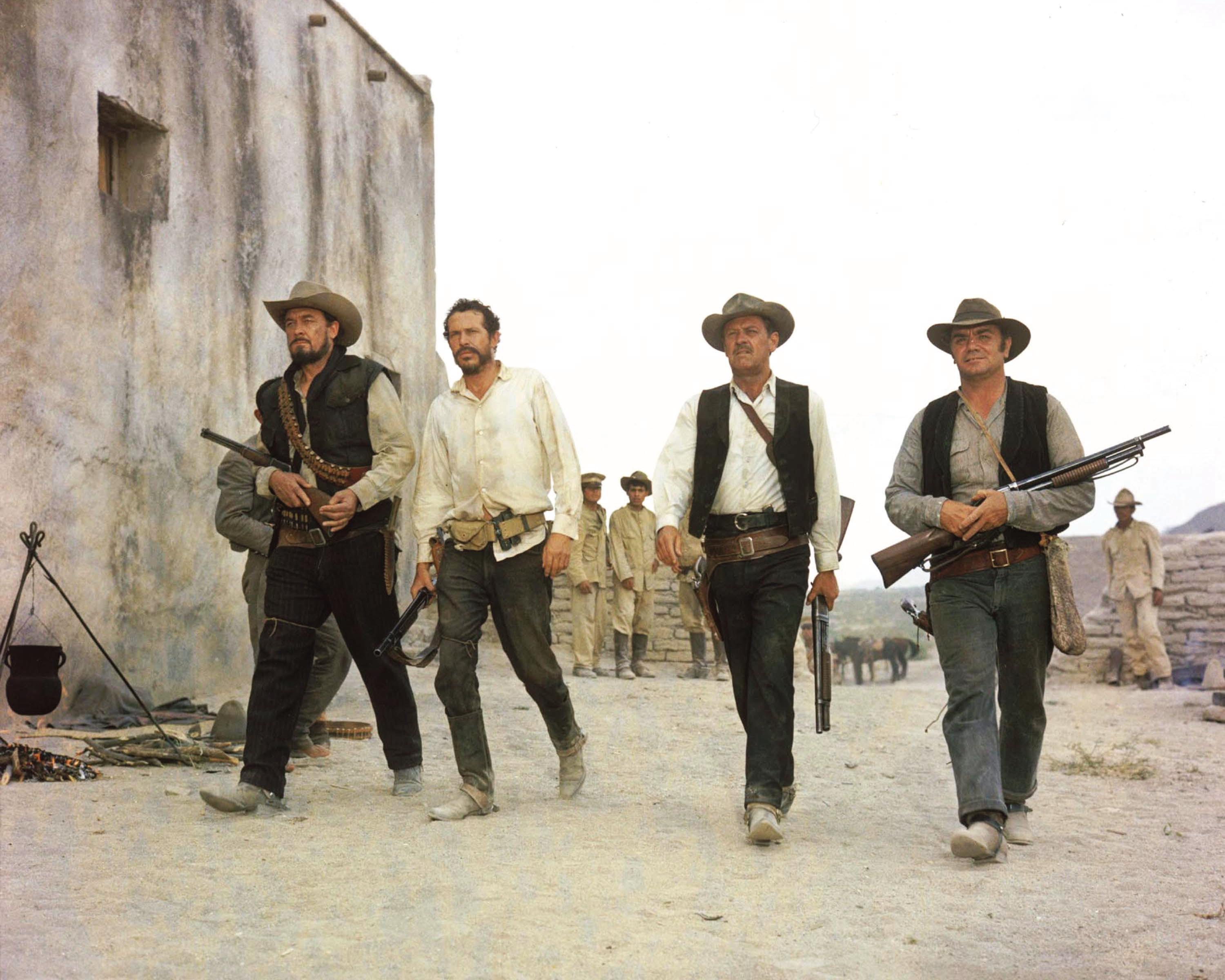 Still of William Holden, Ernest Borgnine, Ben Johnson and Warren Oates in The Wild Bunch (1969)